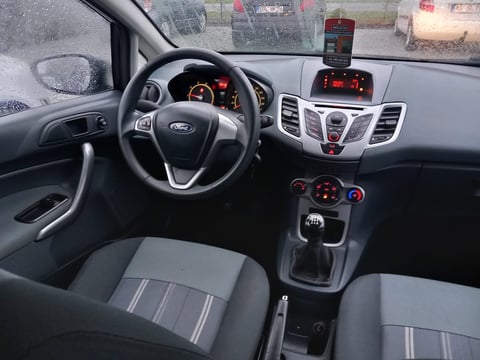 Ford Fiesta - środek